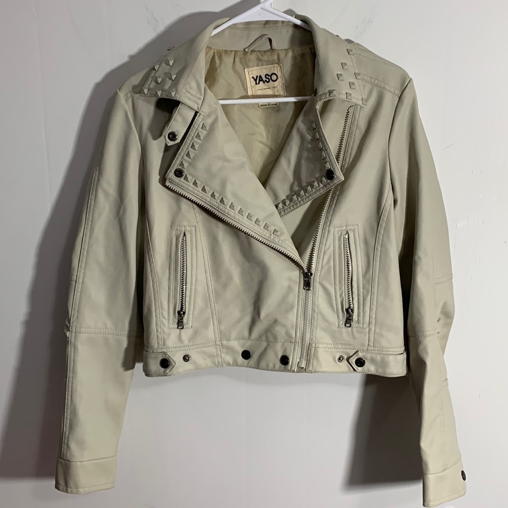 Yaso Faux Lesther jacket, Size Medium, good condition. 2 front pockets